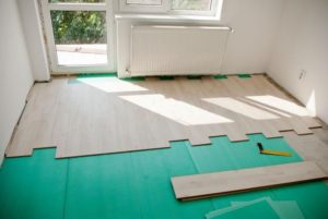 How to start laying laminate flooring in a room